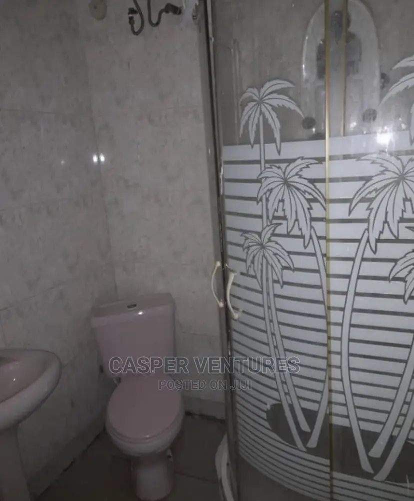 1bdrm Room & Parlour in Chevron for rent