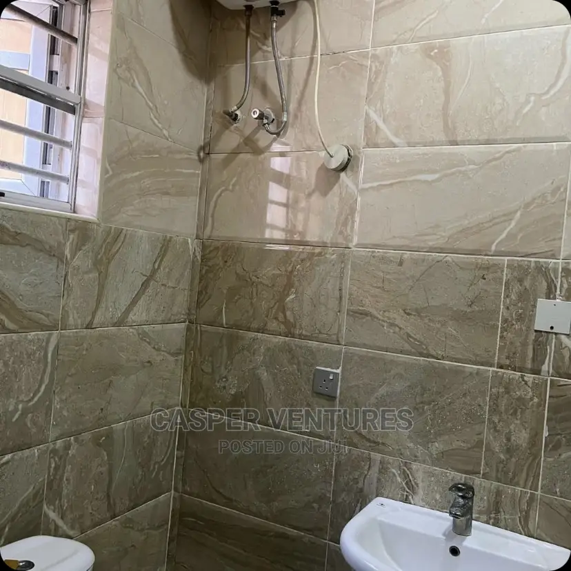 1bdrm Room & Parlour in Chevron for rent