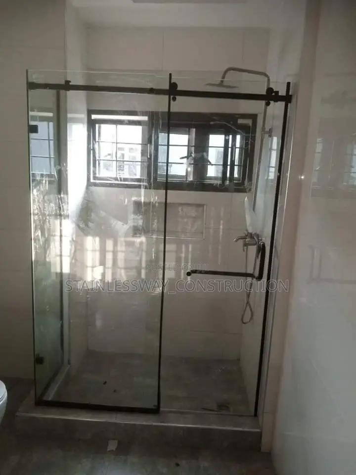 Shower Cubicle (Black Accessories)02