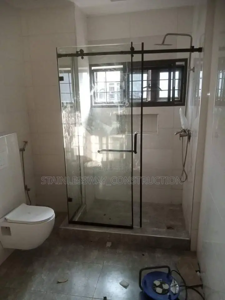 Shower Cubicle (Black Accessories)02
