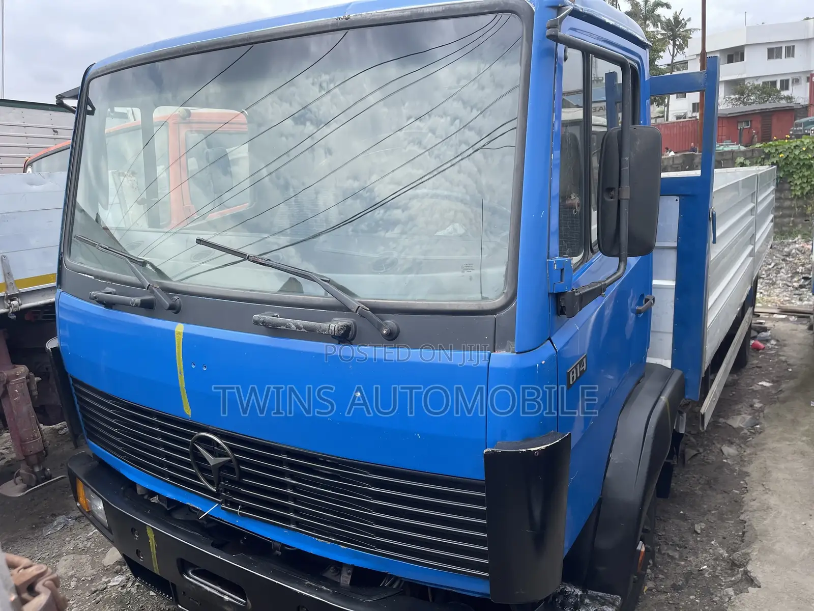 Mercedes-Benz 814 Bucket Blue