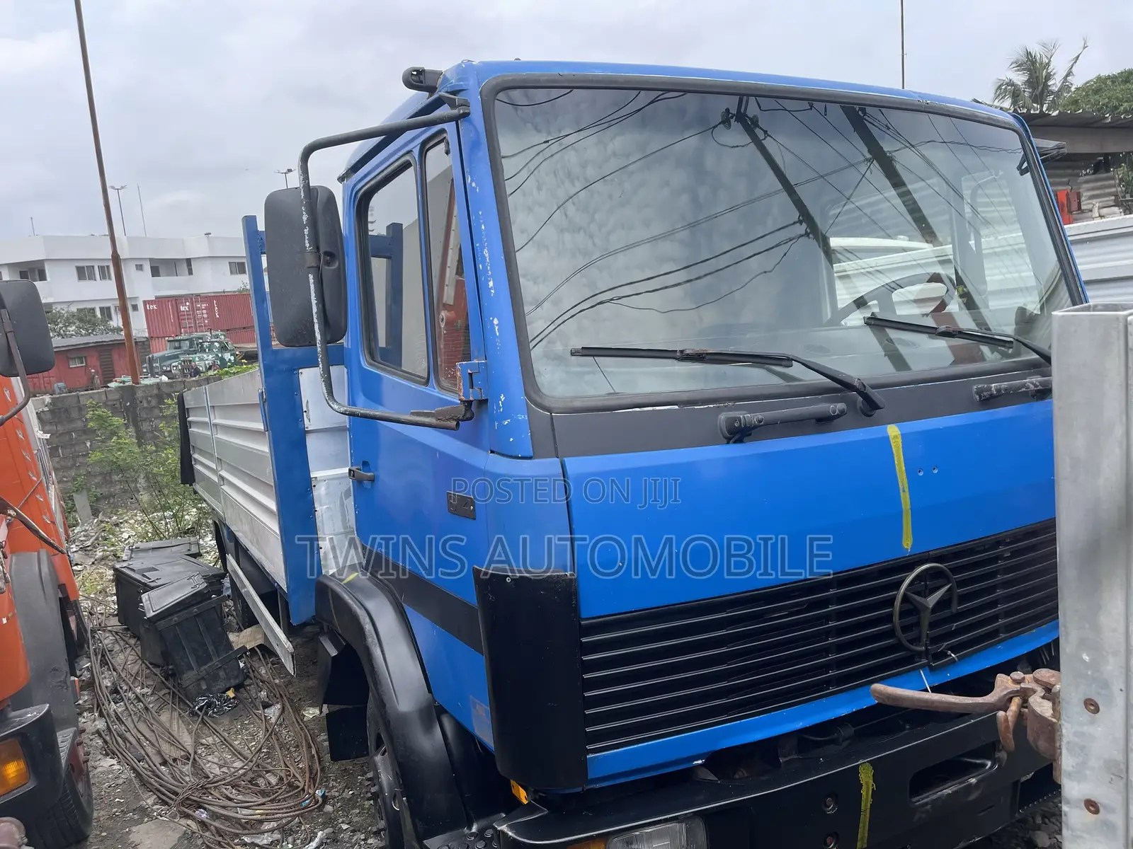 Mercedes-Benz 814 Bucket Blue