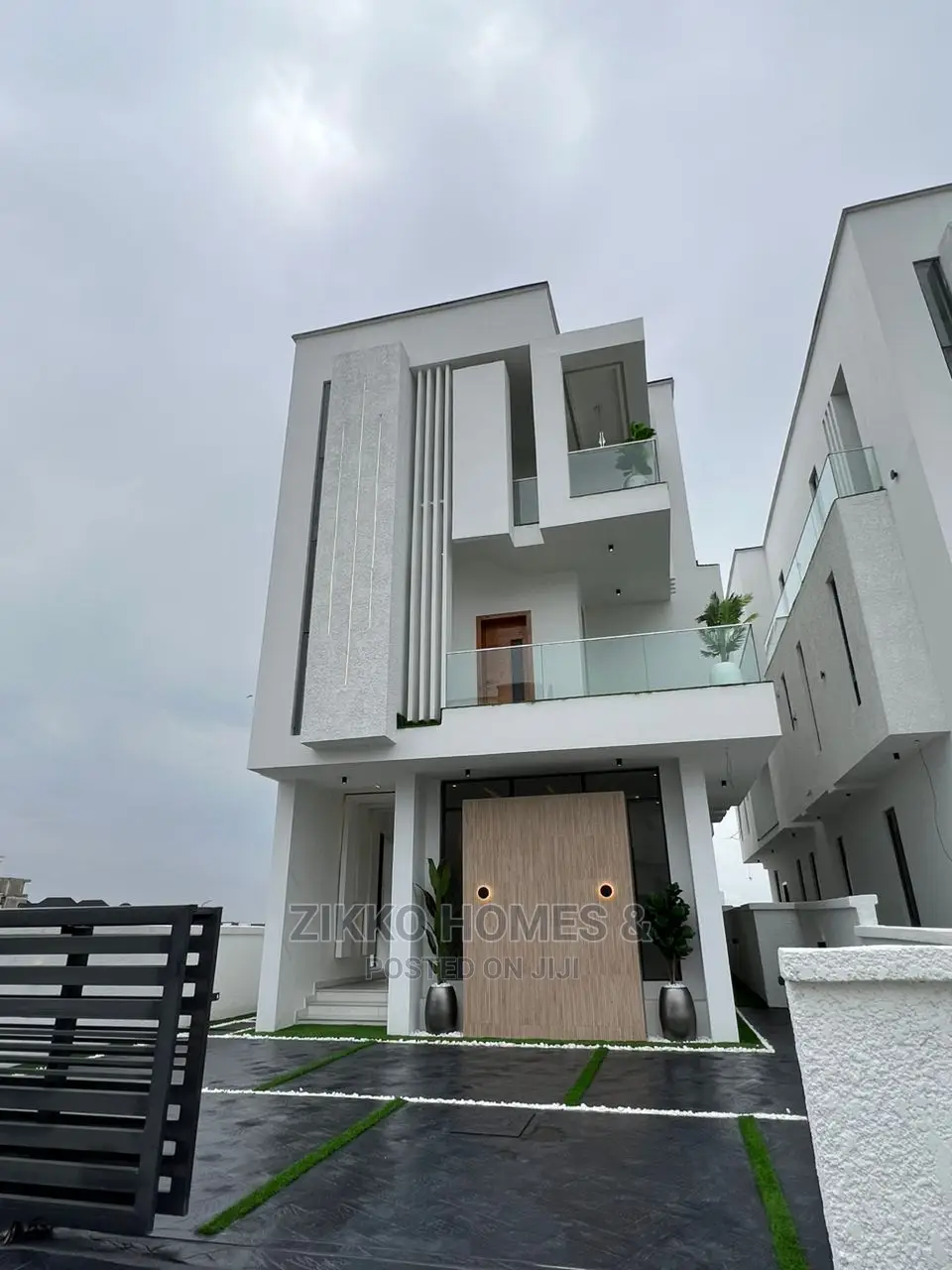 5bdrm Duplex in Chevron Drive for sale