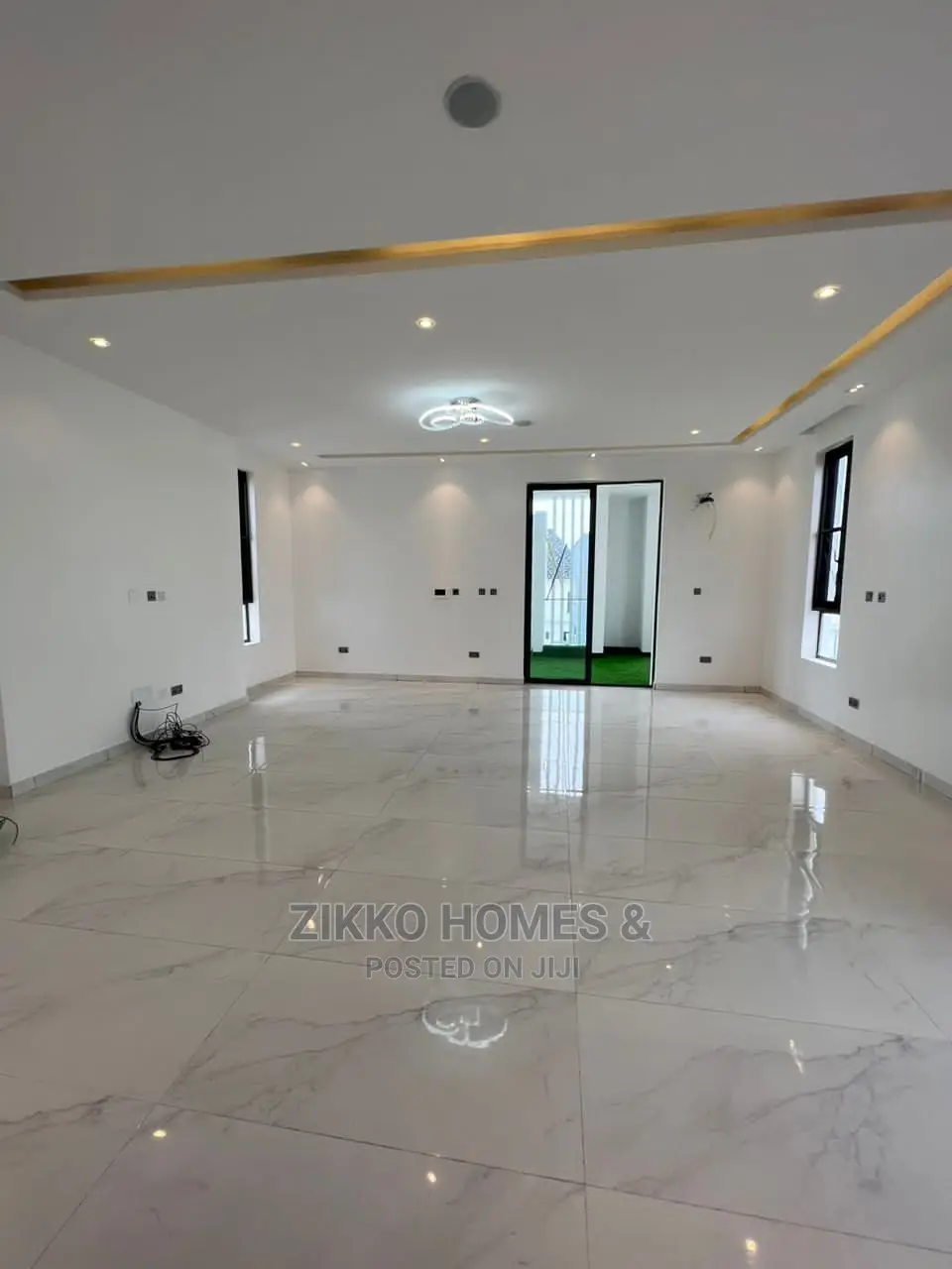 5bdrm Duplex in Chevron Drive for sale