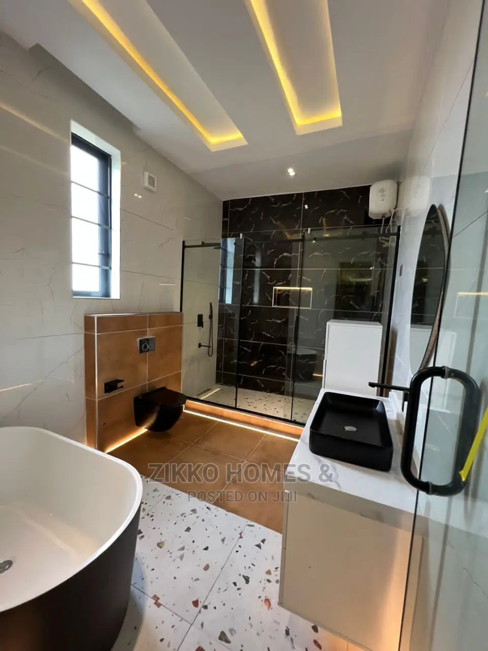 5bdrm Duplex in Chevron Drive for sale