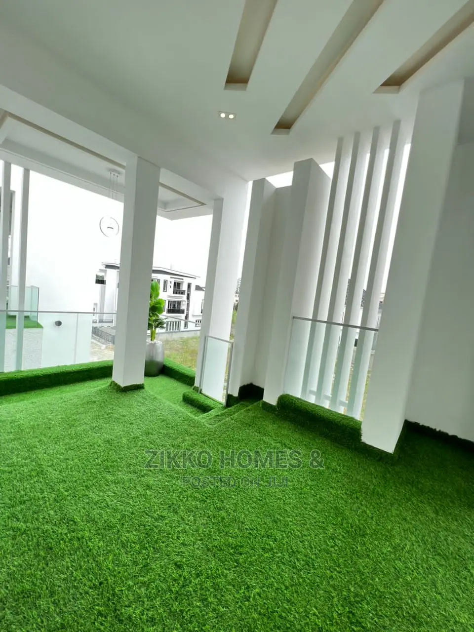5bdrm Duplex in Chevron Drive for sale