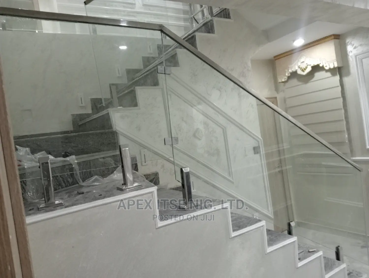 Frameless Glass Staircase Temp