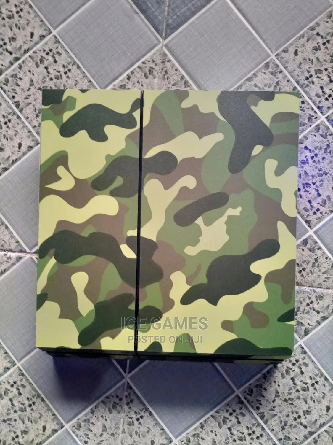 Ps4 Camouflage With 10 Games and 1 Controller