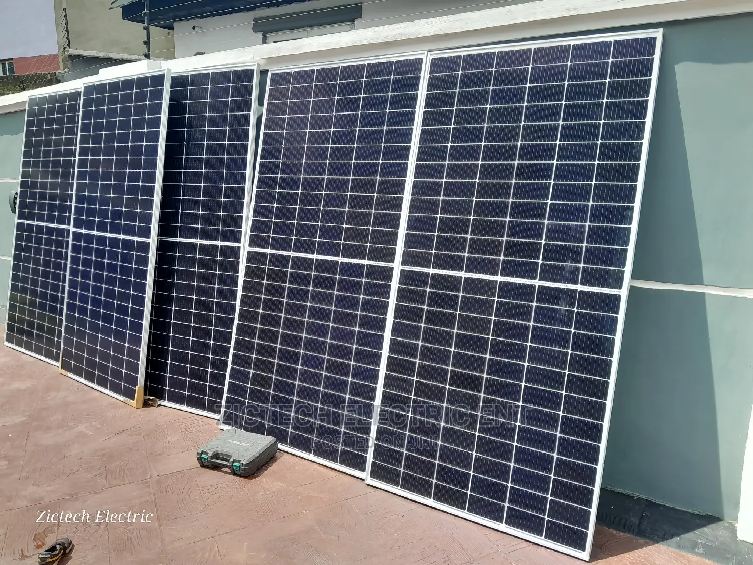 5.5kva Hybrid Inverter, 4 220ah Batteries, 8 450w Solar
