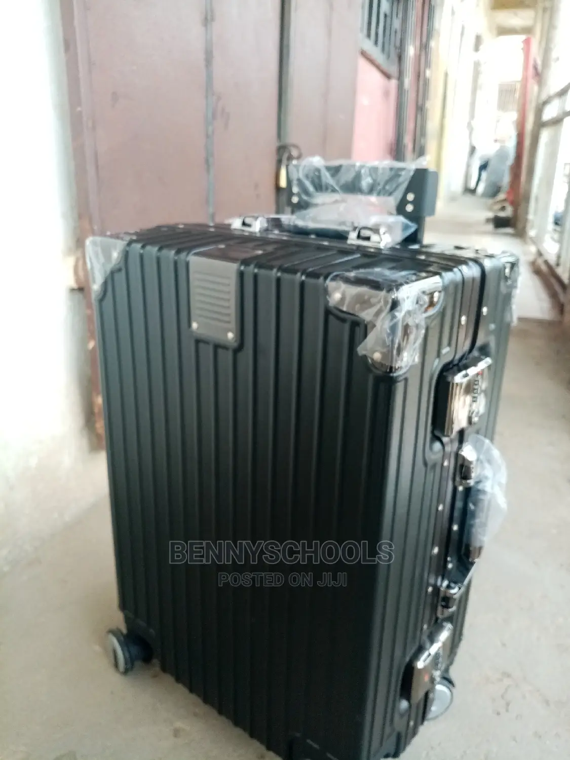 Small Cut Hand Luggage Imported Black Aluminum Traveling Box