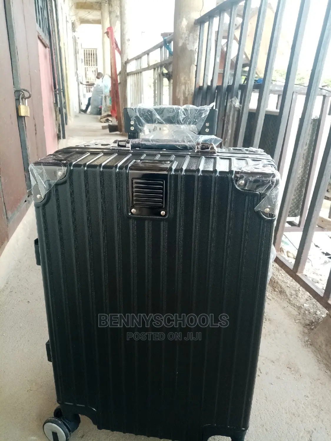Small Cut Hand Luggage Imported Black Aluminum Traveling Box