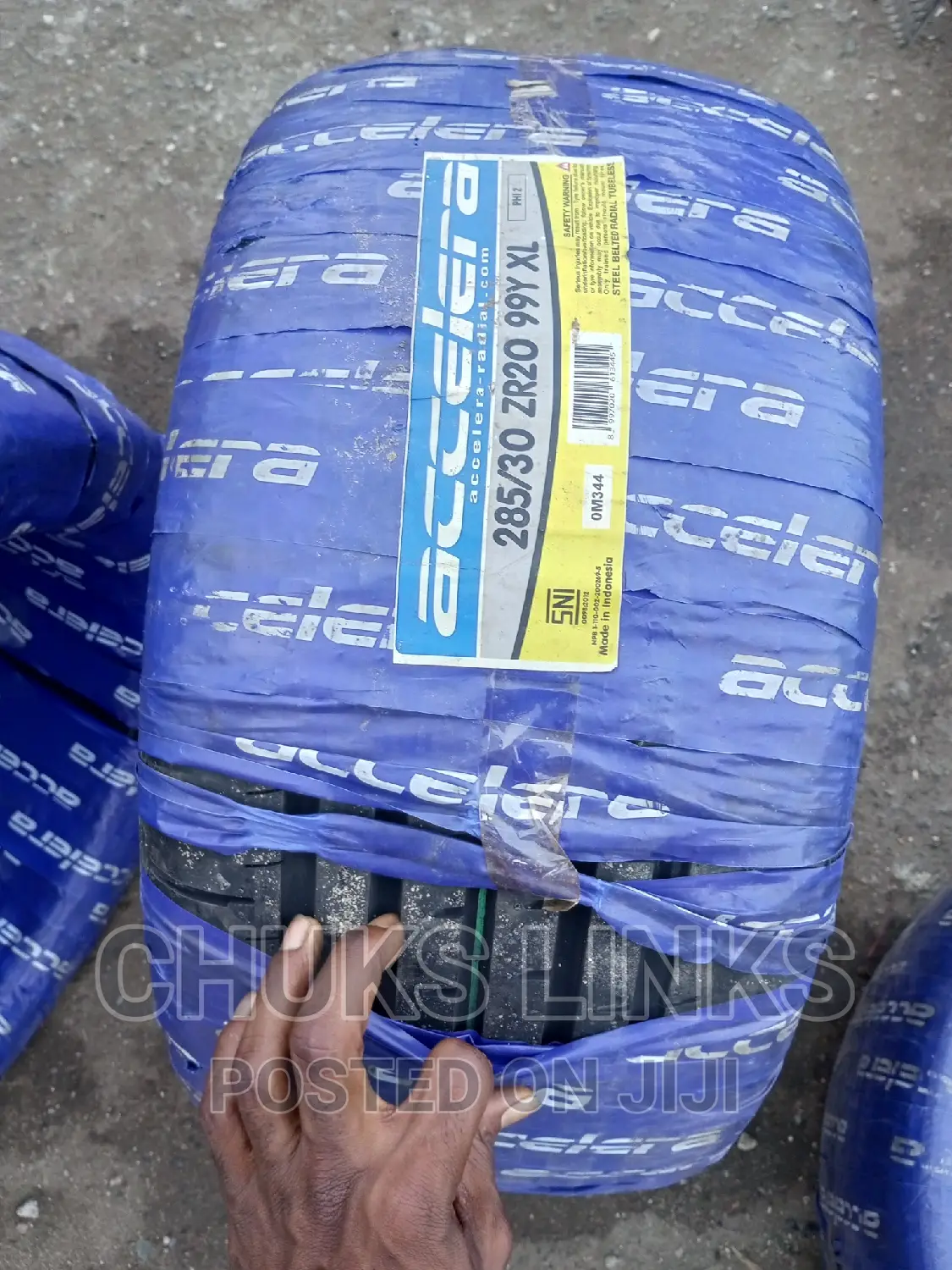 285/30r20 Accelera Tire