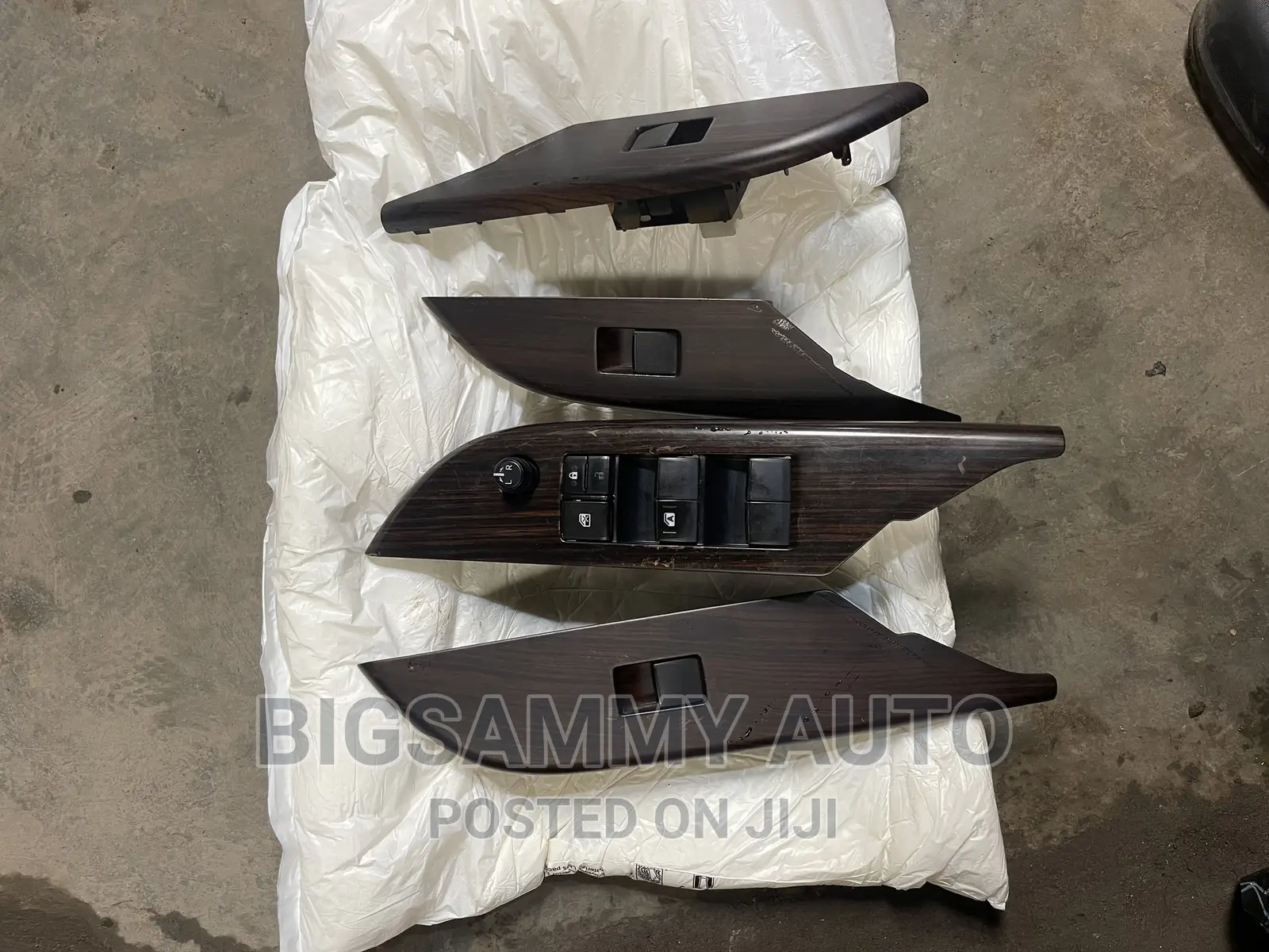Hilux 2015 / 2017 / 2022 Pressing Buttons