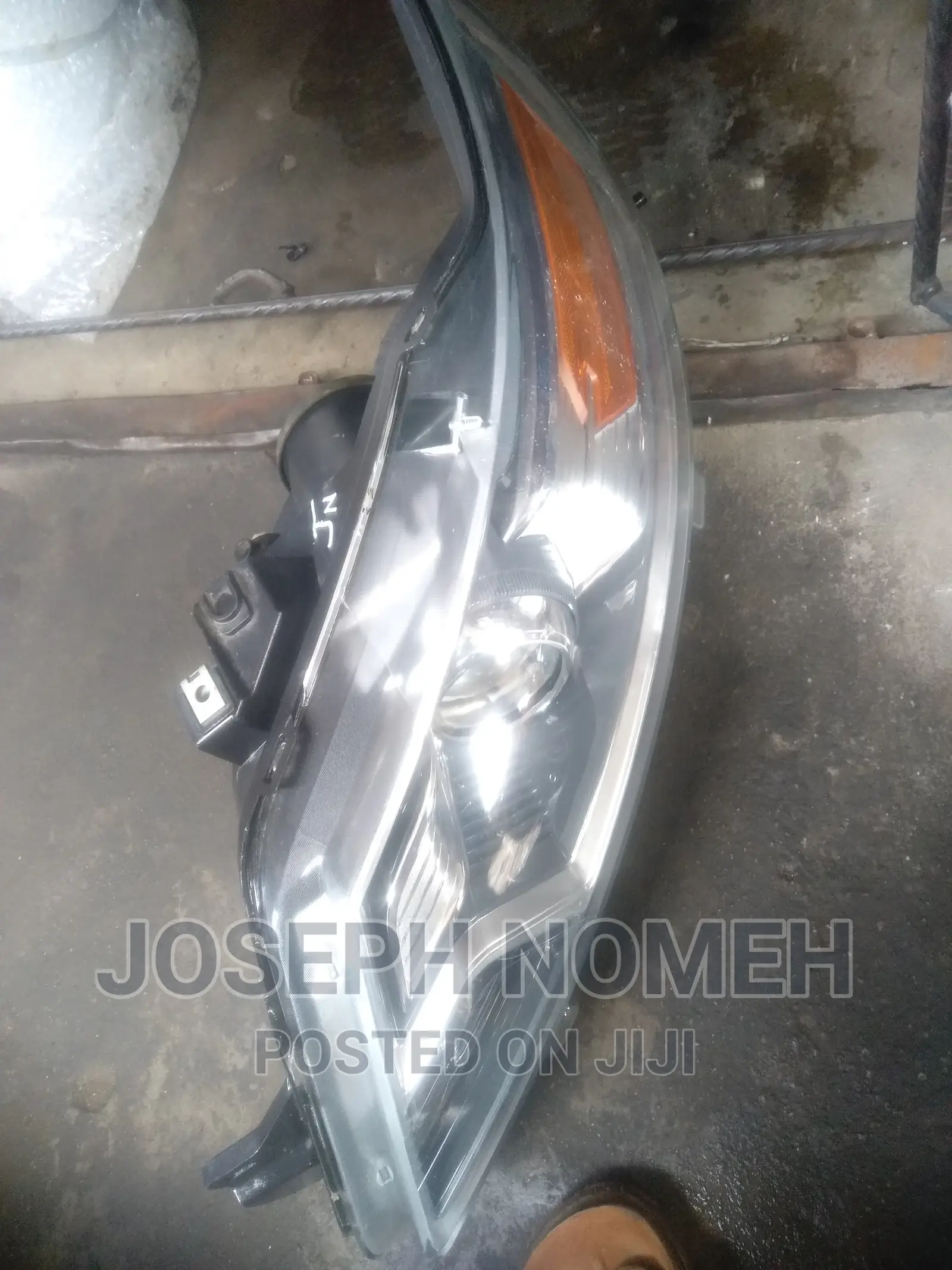 2010 Ford Taurus Headlights
