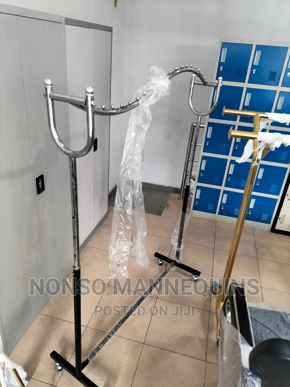 Single Pole Wavy Clothes Racks Stand
