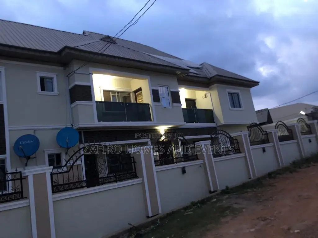 8bdrm House in Diamond Estate, Ologuneru for sale
