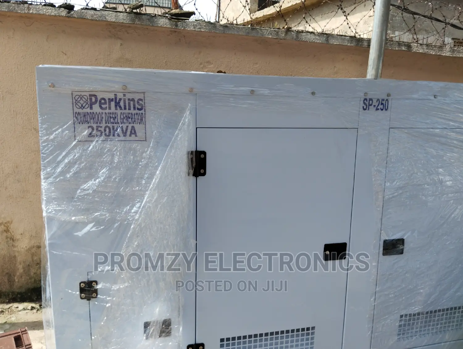 250kva Perkins England Diesel Soundproof Generator 100%