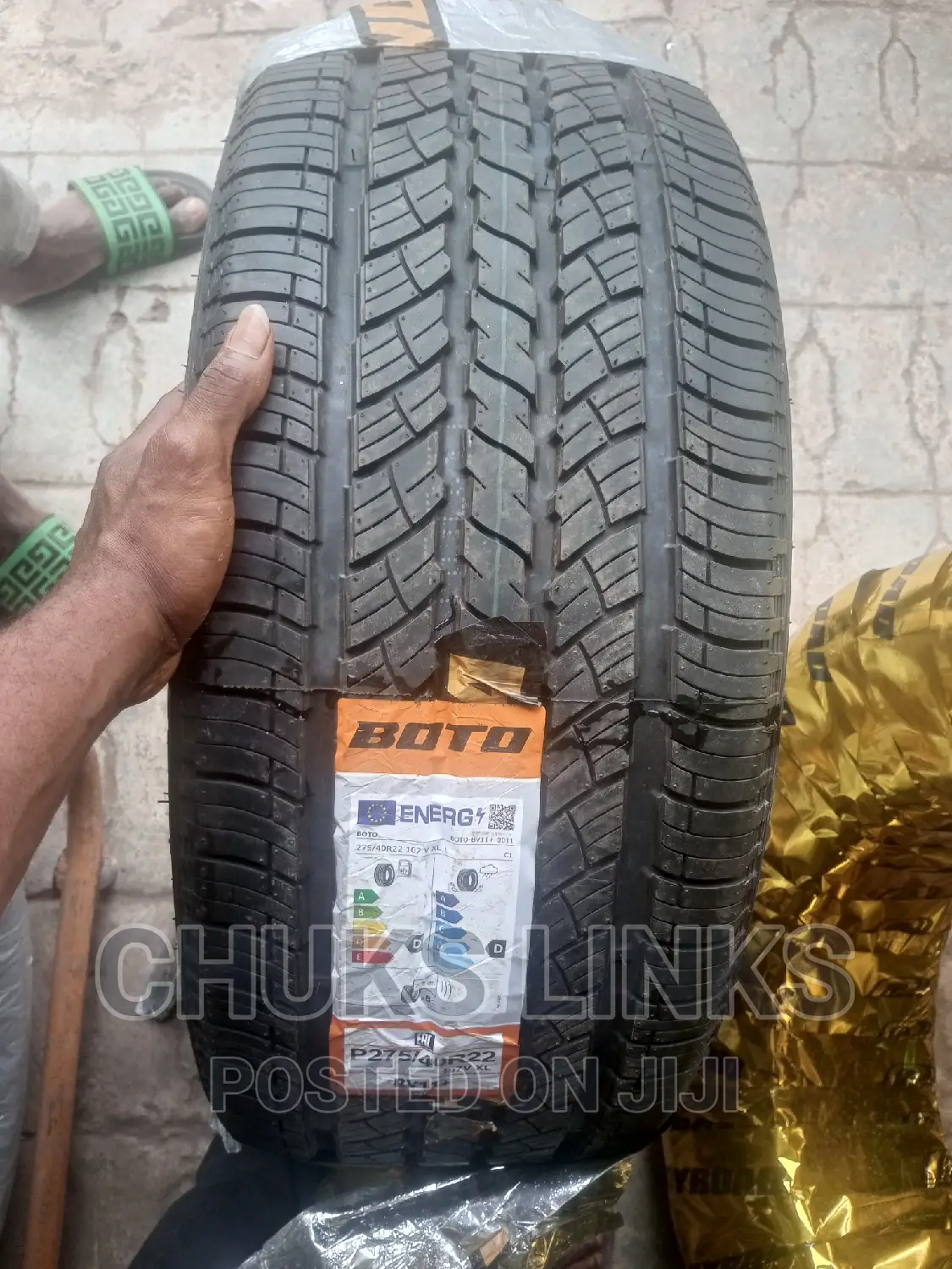 275/40r22 Boto Tire