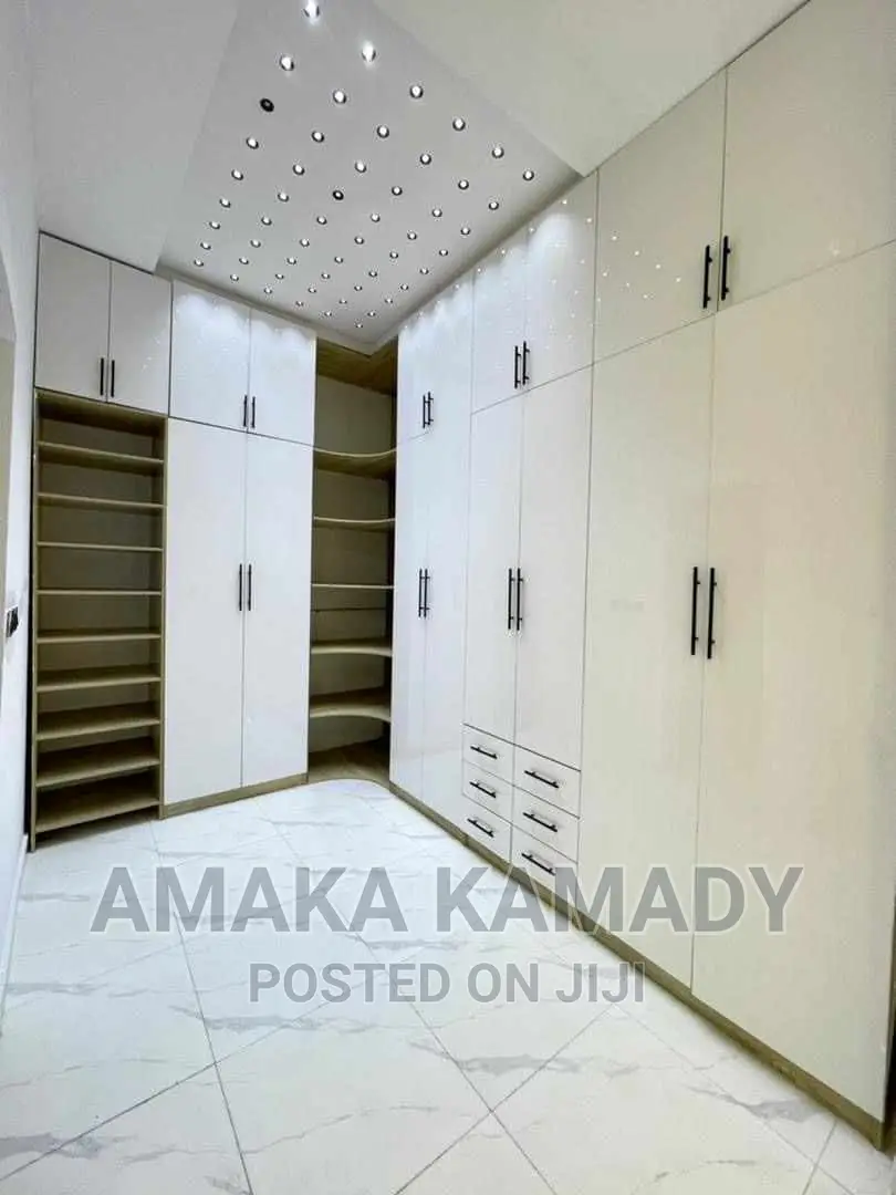 Mini Walk in Closet