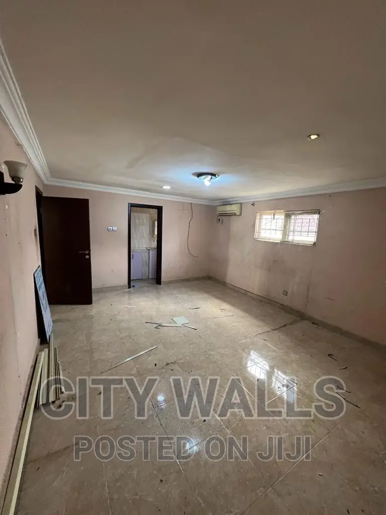 Mini Flat in Chevron for rent