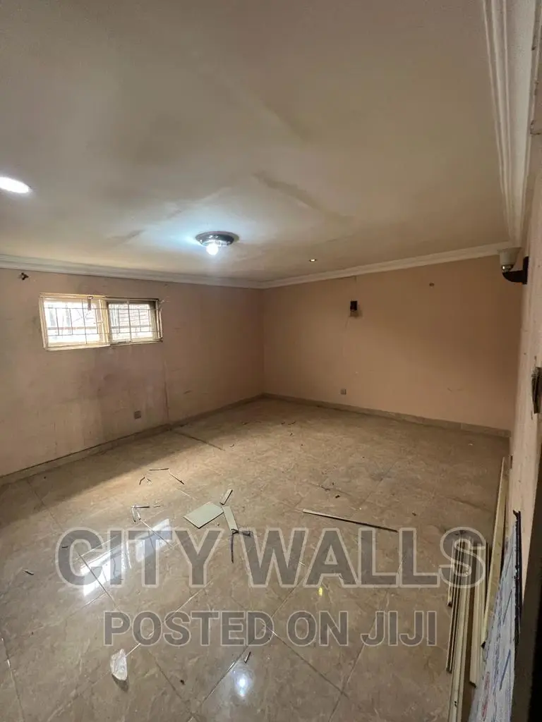 Mini Flat in Chevron for rent