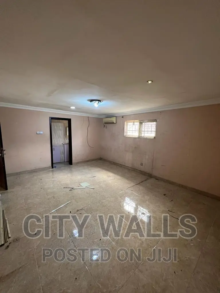 Mini Flat in Chevron for rent