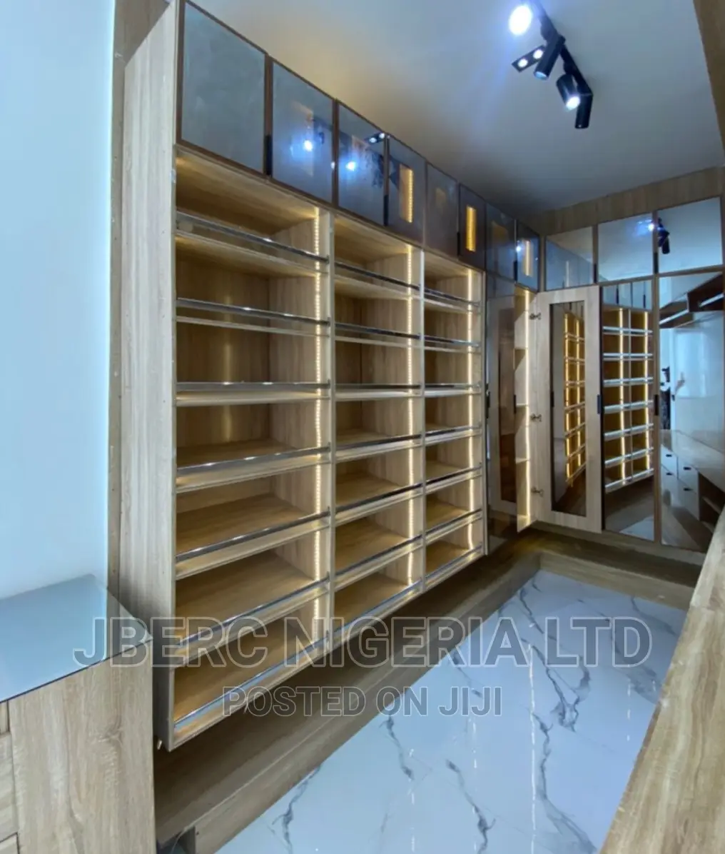 5bdrm Duplex in Chevron for sale