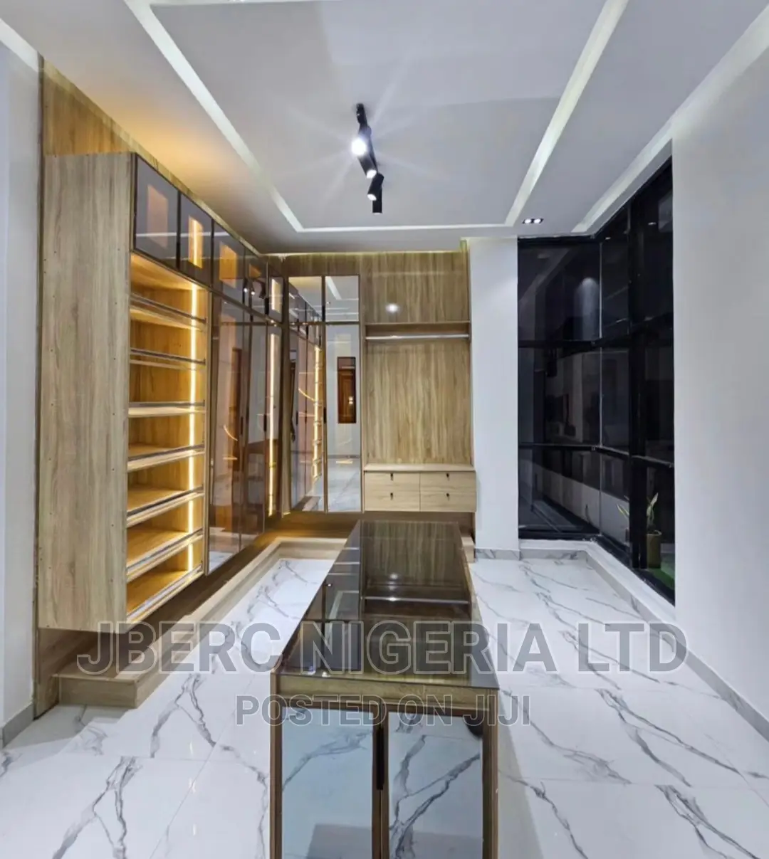 5bdrm Duplex in Chevron for sale