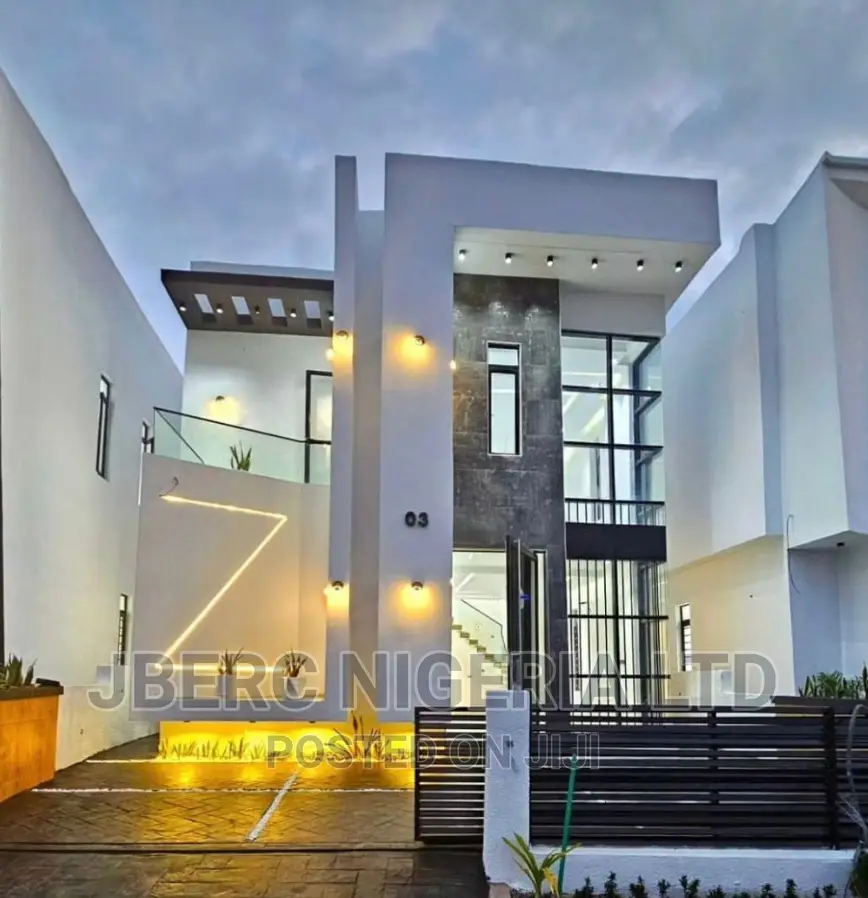 5bdrm Duplex in Chevron for sale