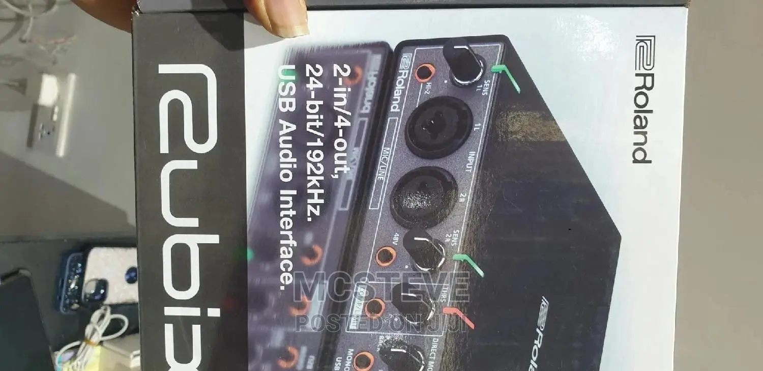 Roland Audio Interface Soundcard With Studio Equipments