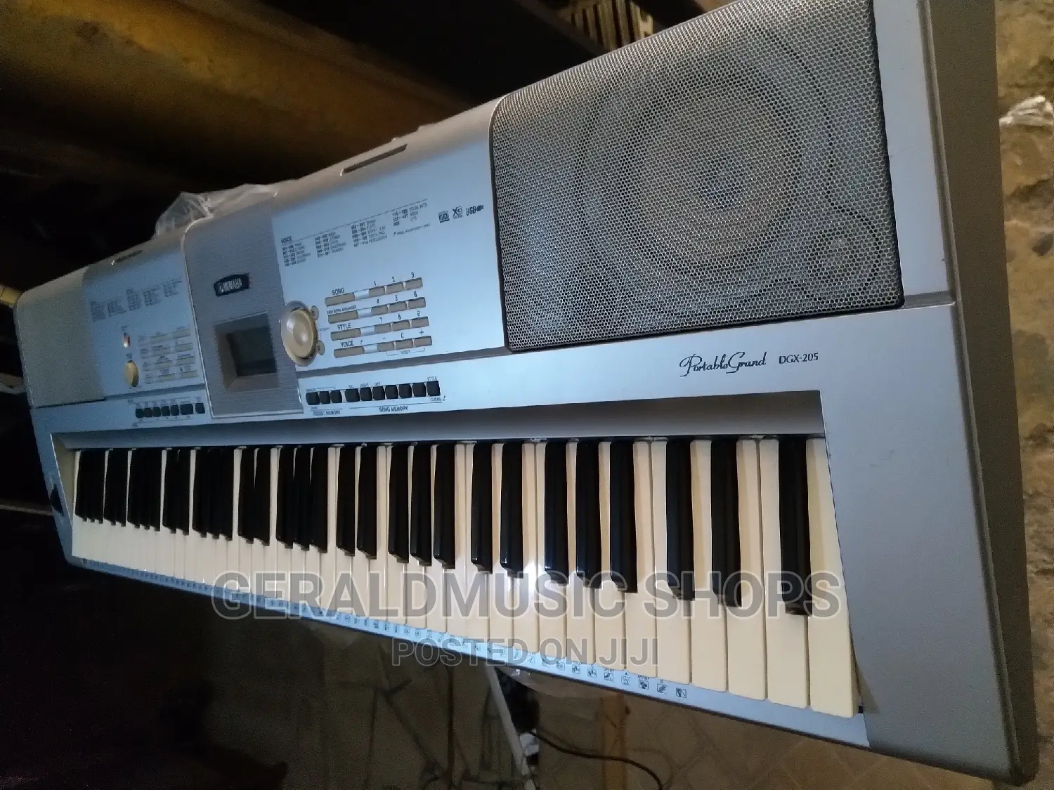 UK Used Yamaha DGX-205 Keyboard