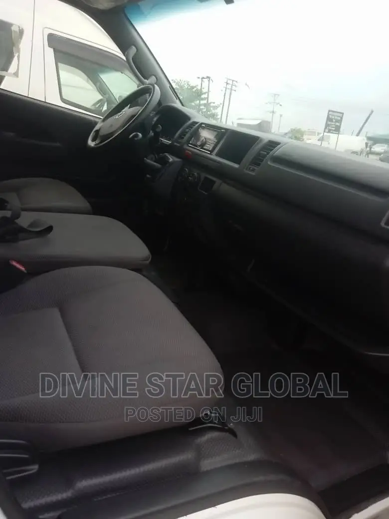 Toyota HiAce 2005 White