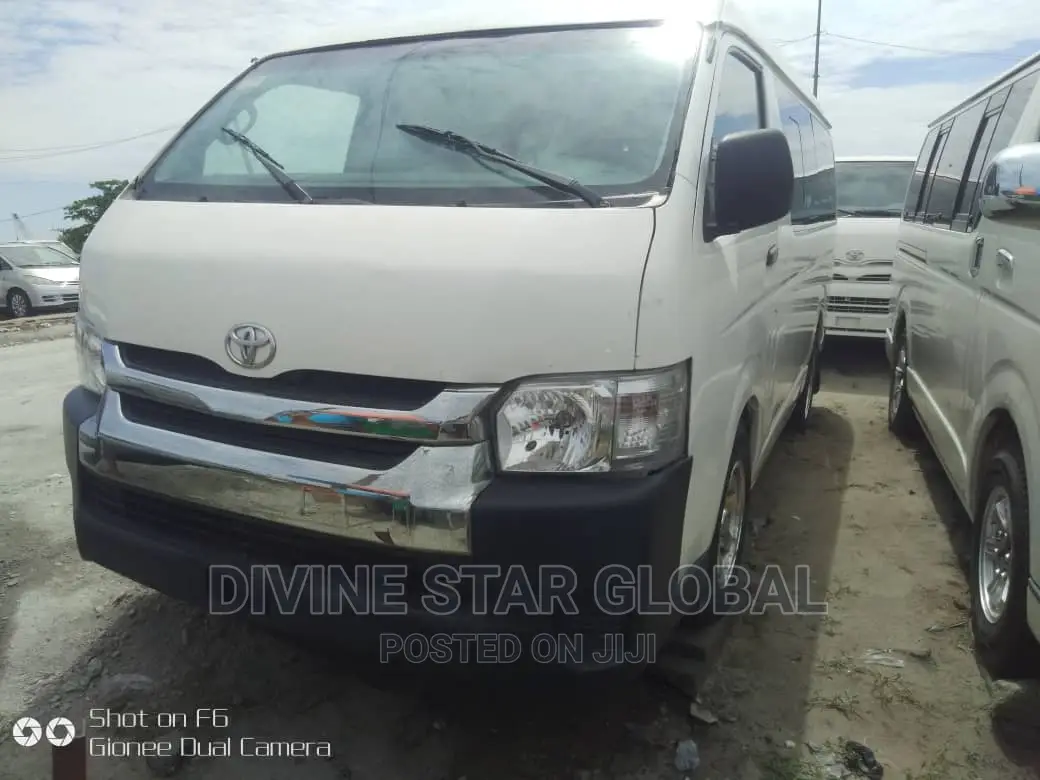 Toyota HiAce 2005 White