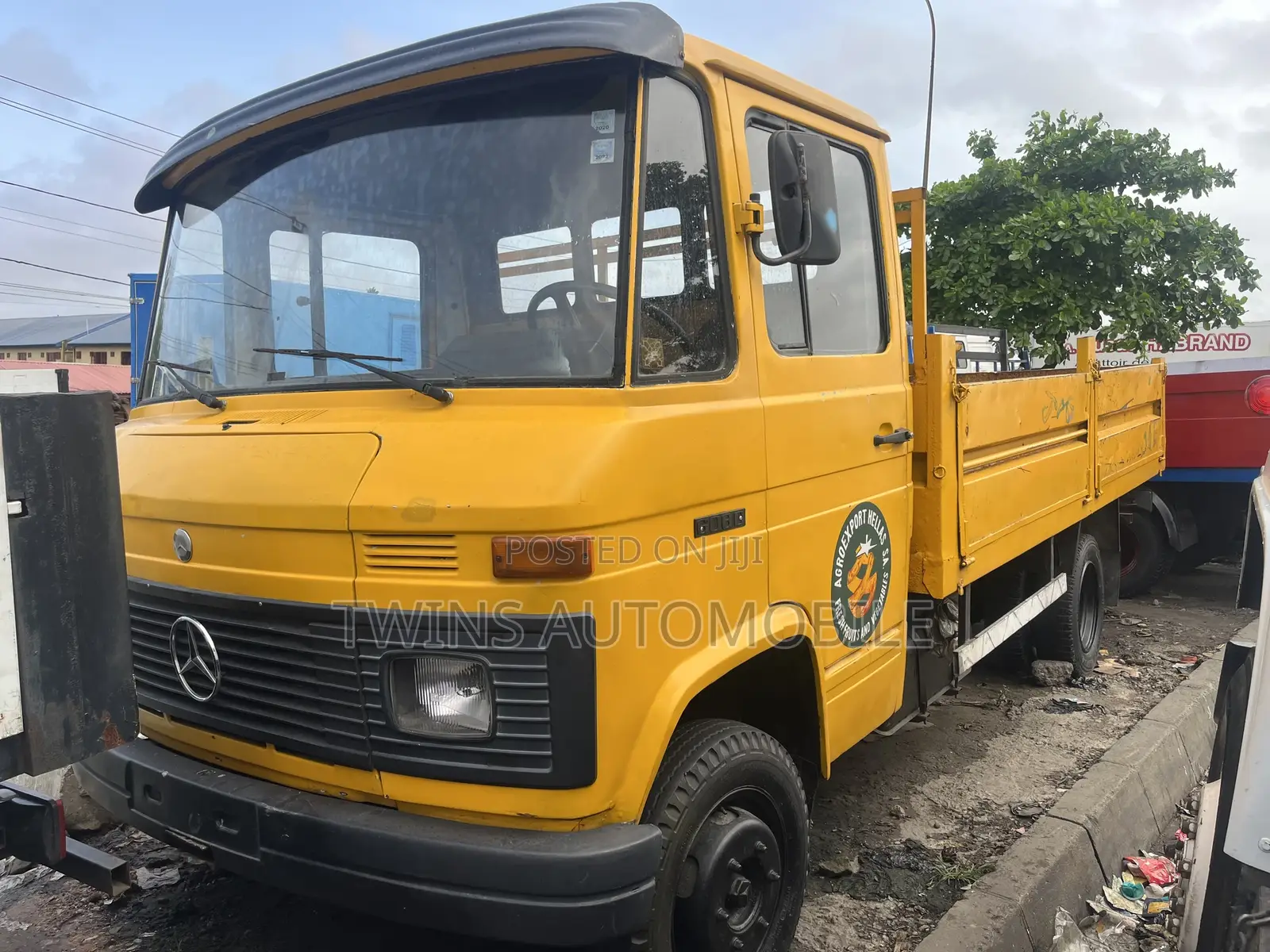 Mercedes-Benz 608 2000 Yellow