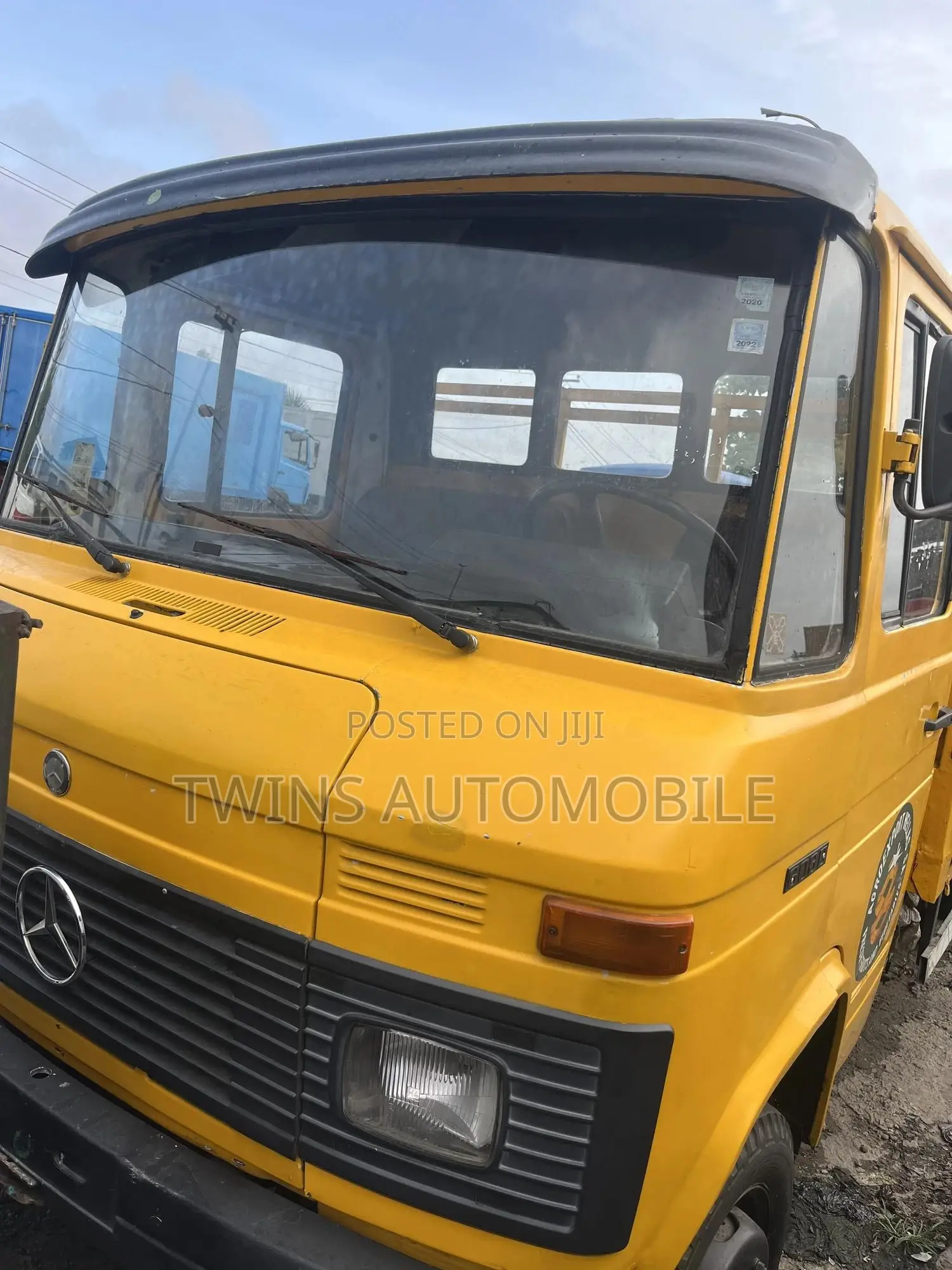 Mercedes-Benz 608 2000 Yellow