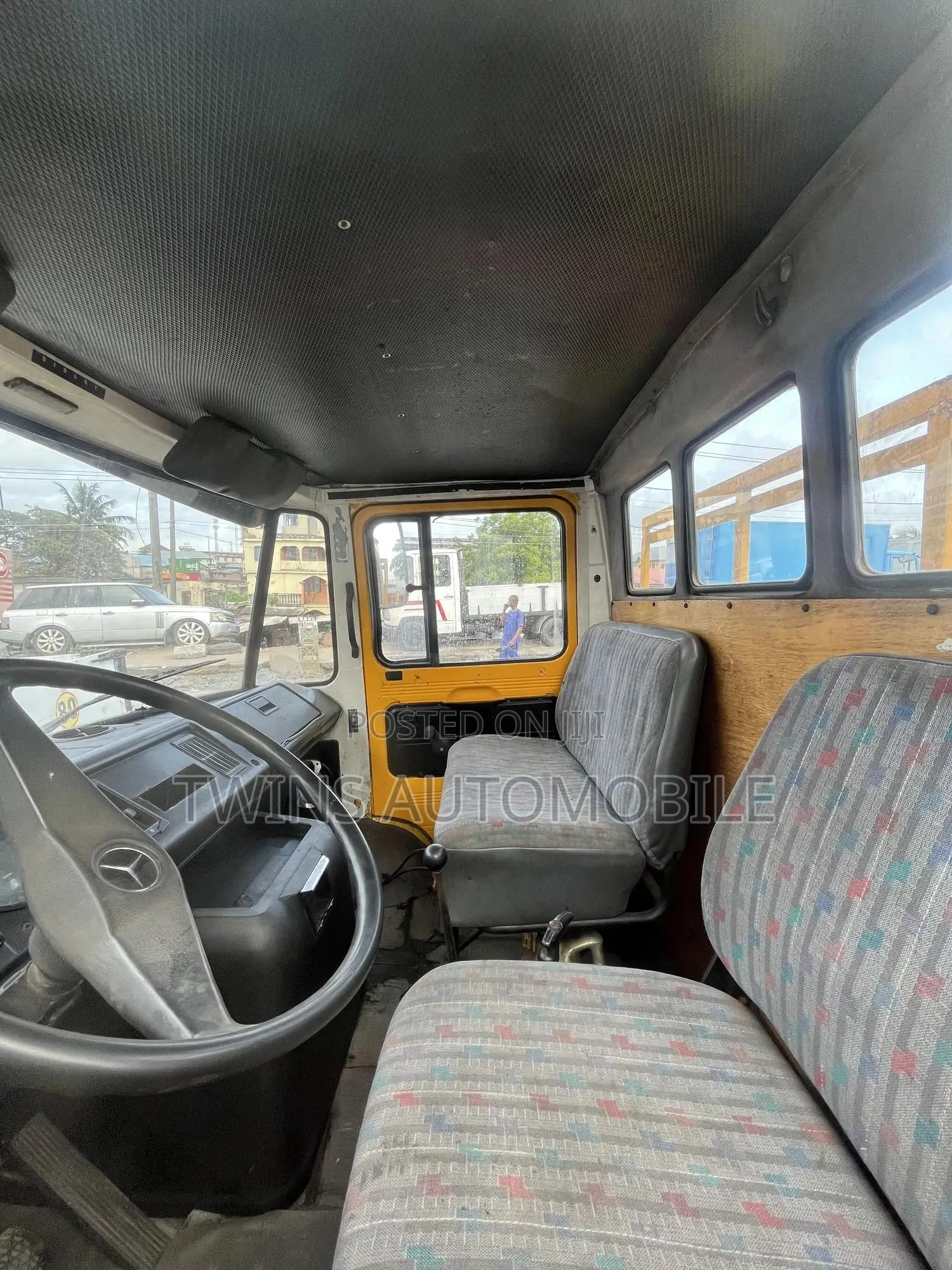 Mercedes-Benz 608 2000 Yellow