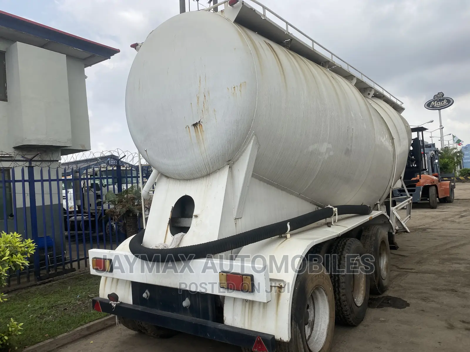 40 Tons Dry Cement Carriers With Pumping Machines