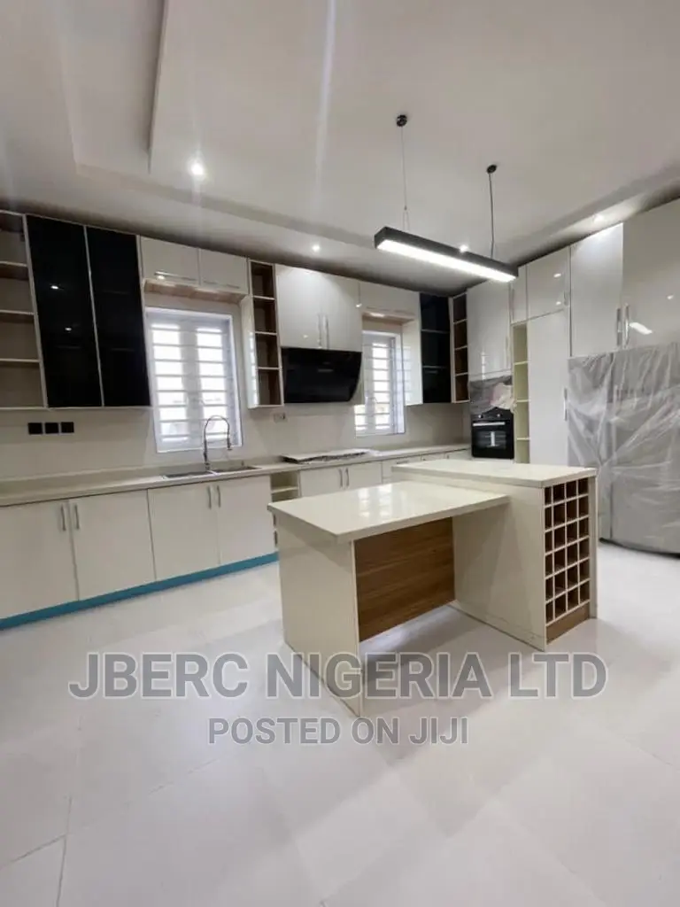 5bdrm Duplex in Lakeview Park Estate, Ikota for sale