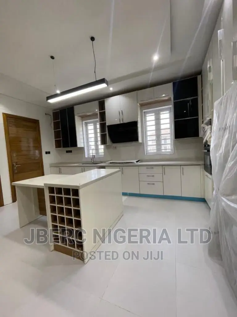 5bdrm Duplex in Lakeview Park Estate, Ikota for sale