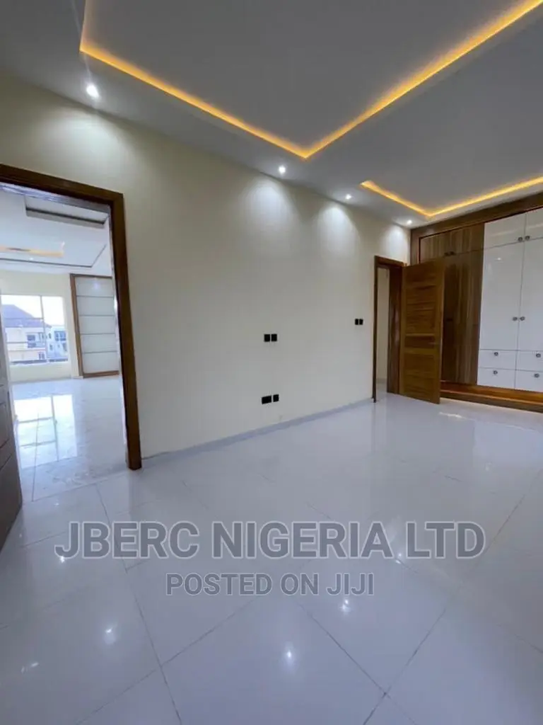 5bdrm Duplex in Lakeview Park Estate, Ikota for sale