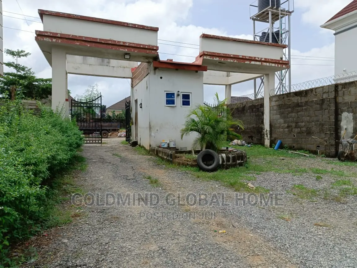 5bdrm Duplex in Lugbe for sale