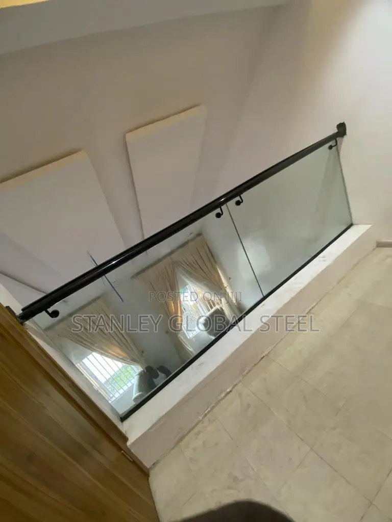 Glass Frameless Black Inner Rails