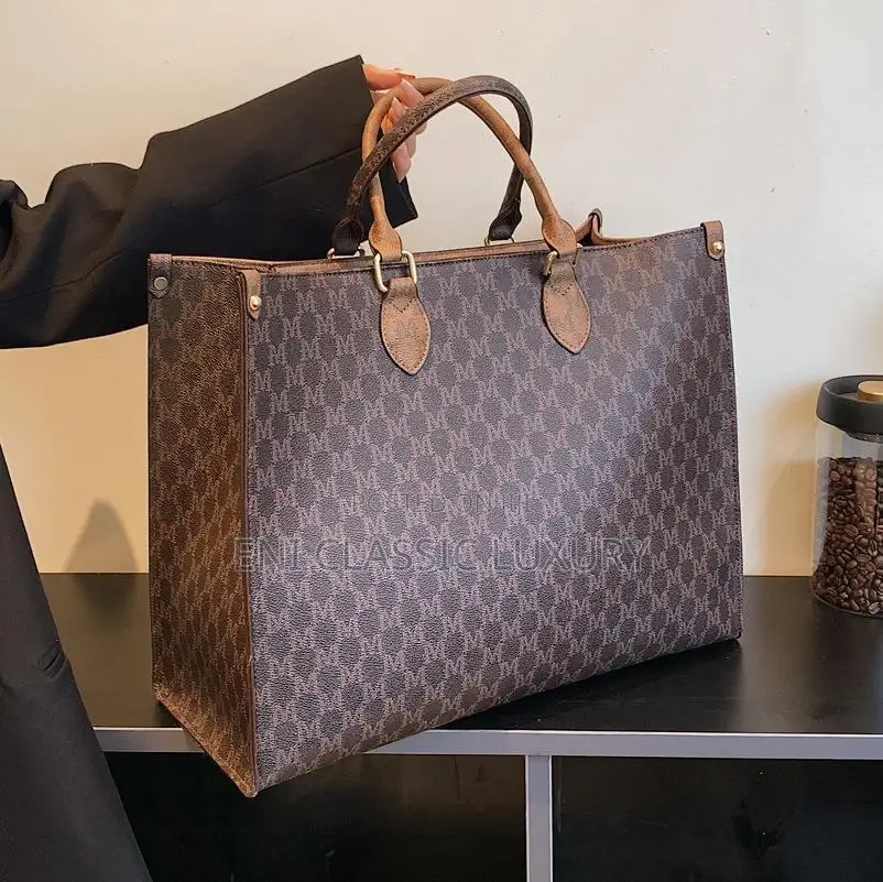 Original Luxury Outfit for Women Bags Available in Store