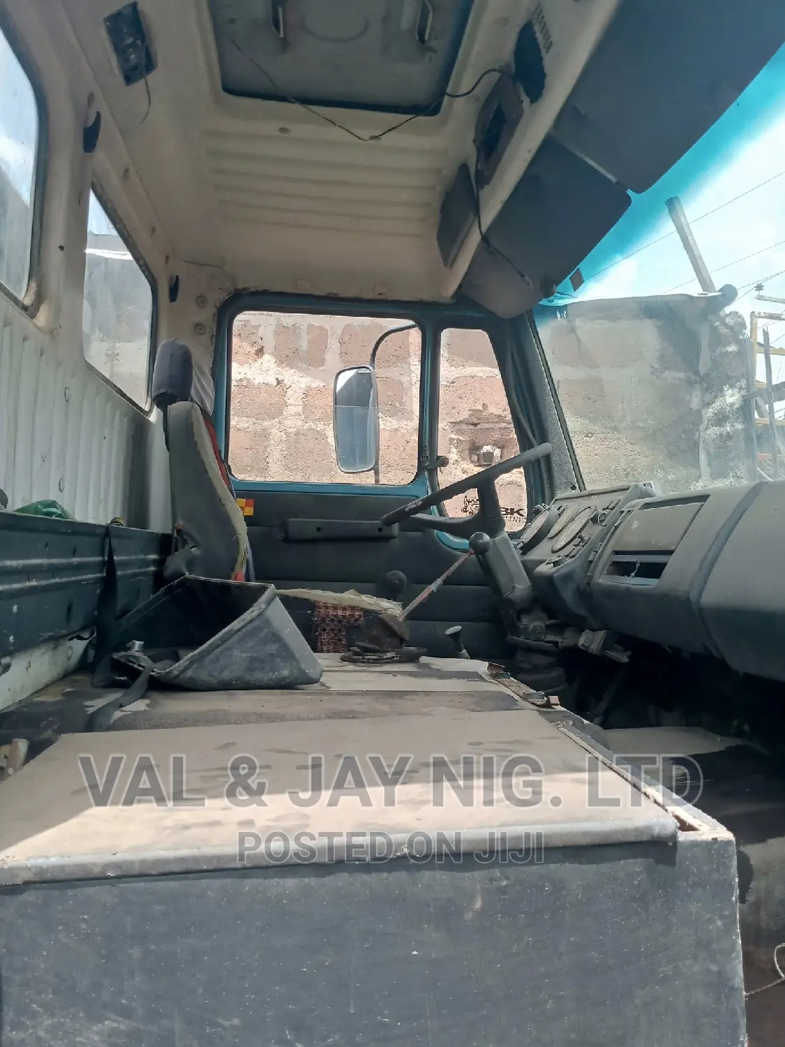 Mercedes Benz Tipper Truck (6 Tyres - Foreign Use)