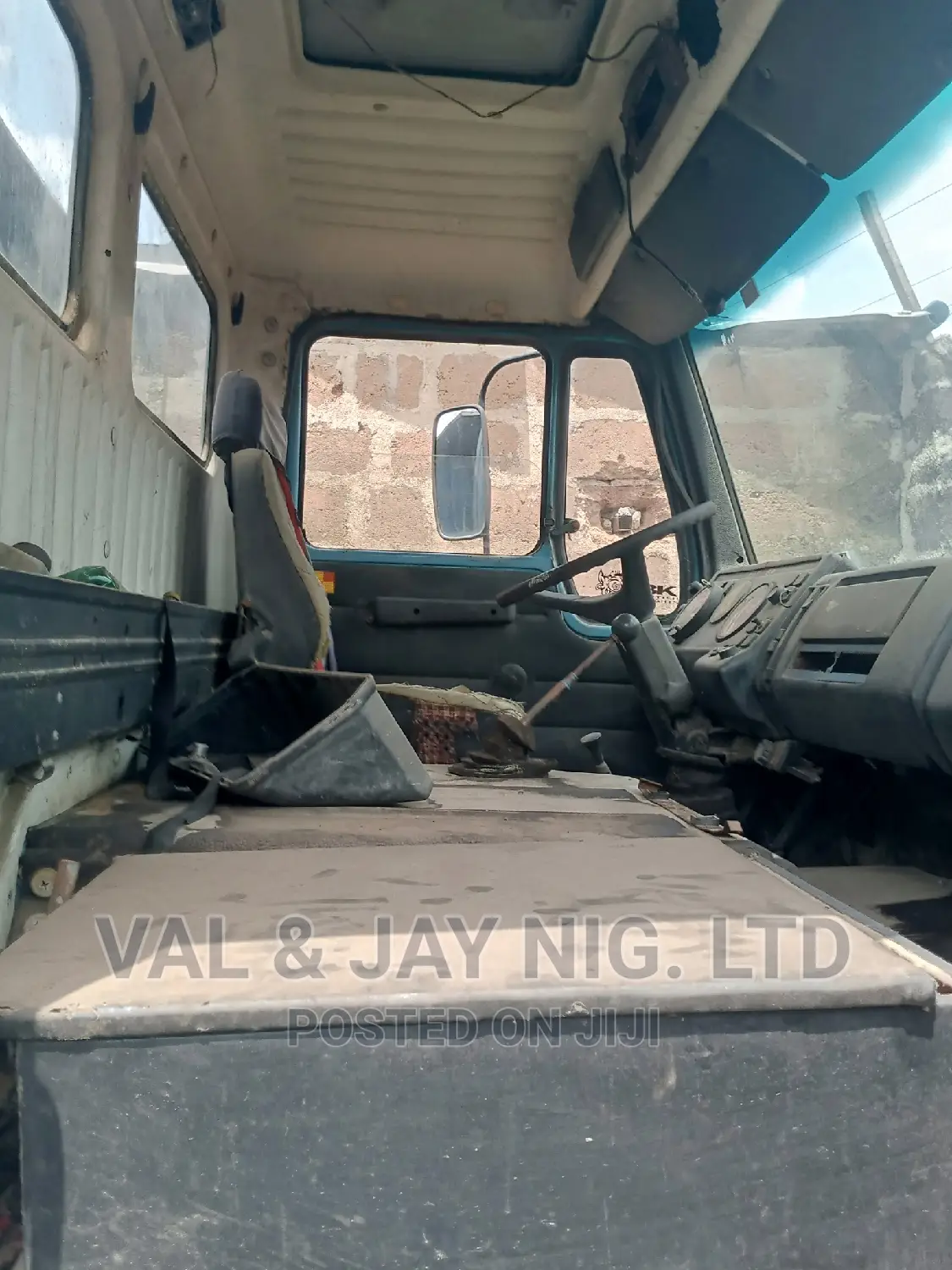 Mercedes Benz Tipper Truck (6 Tyres - Foreign Use)