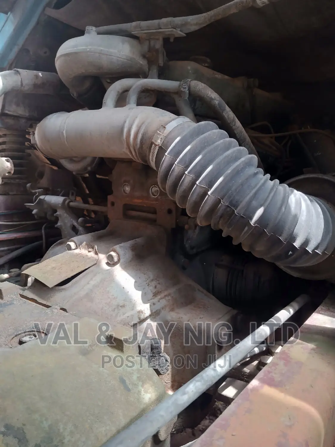 Mercedes Benz Tipper Truck (6 Tyres - Foreign Use)