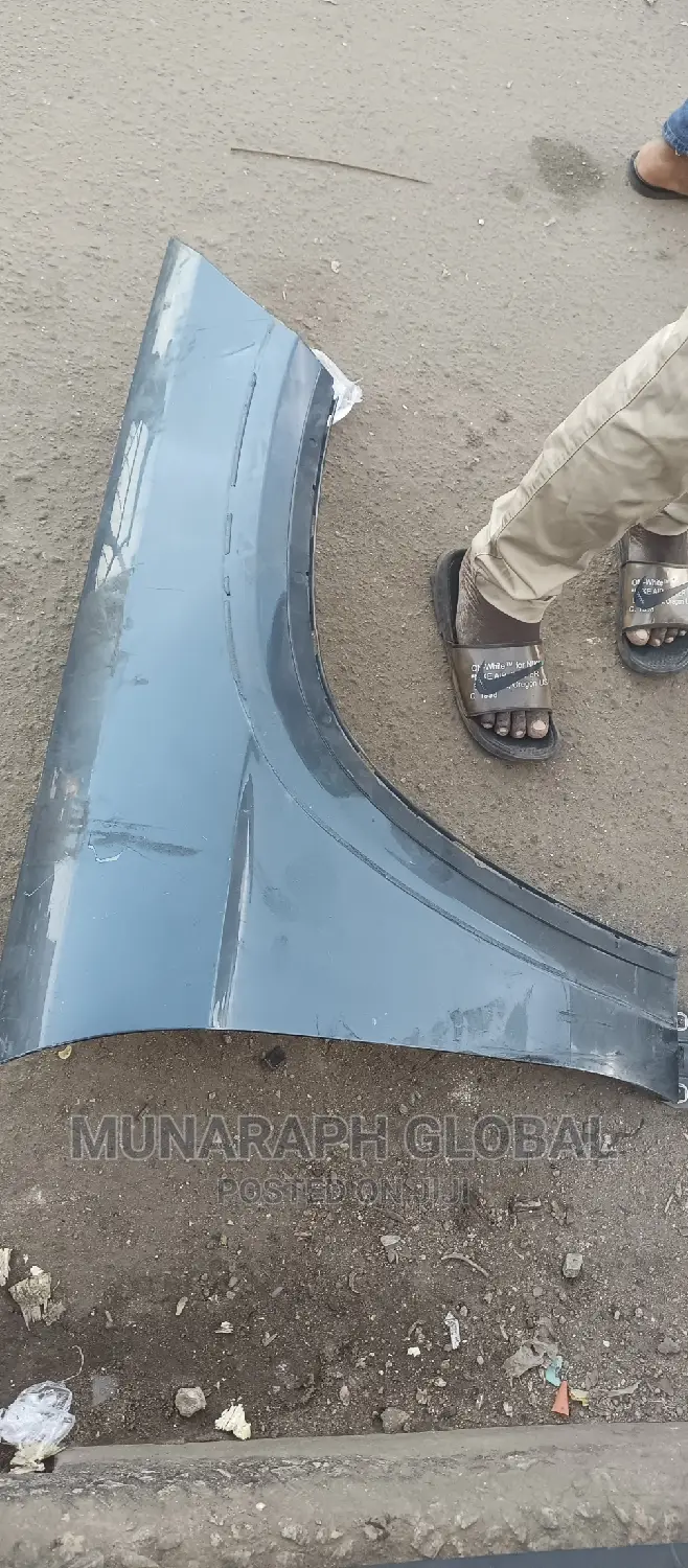 2013 Model Mercedes Benz GL550 Fender.