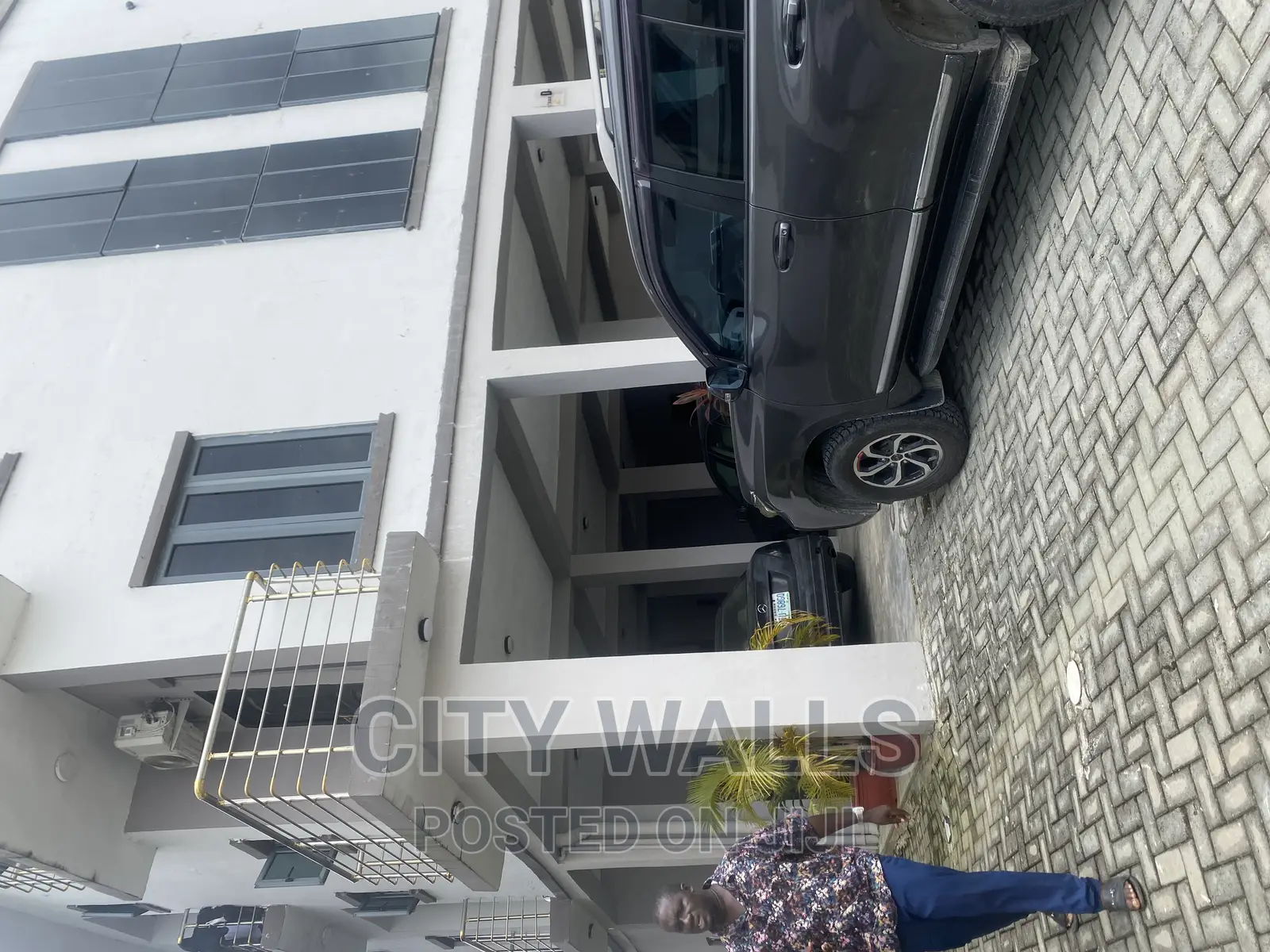 3bdrm Block of Flats in Chevron for rent