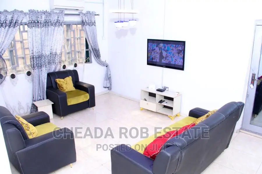 Best Secured 1 Bedroom Apartment Off Peter Odili | Free Wifi