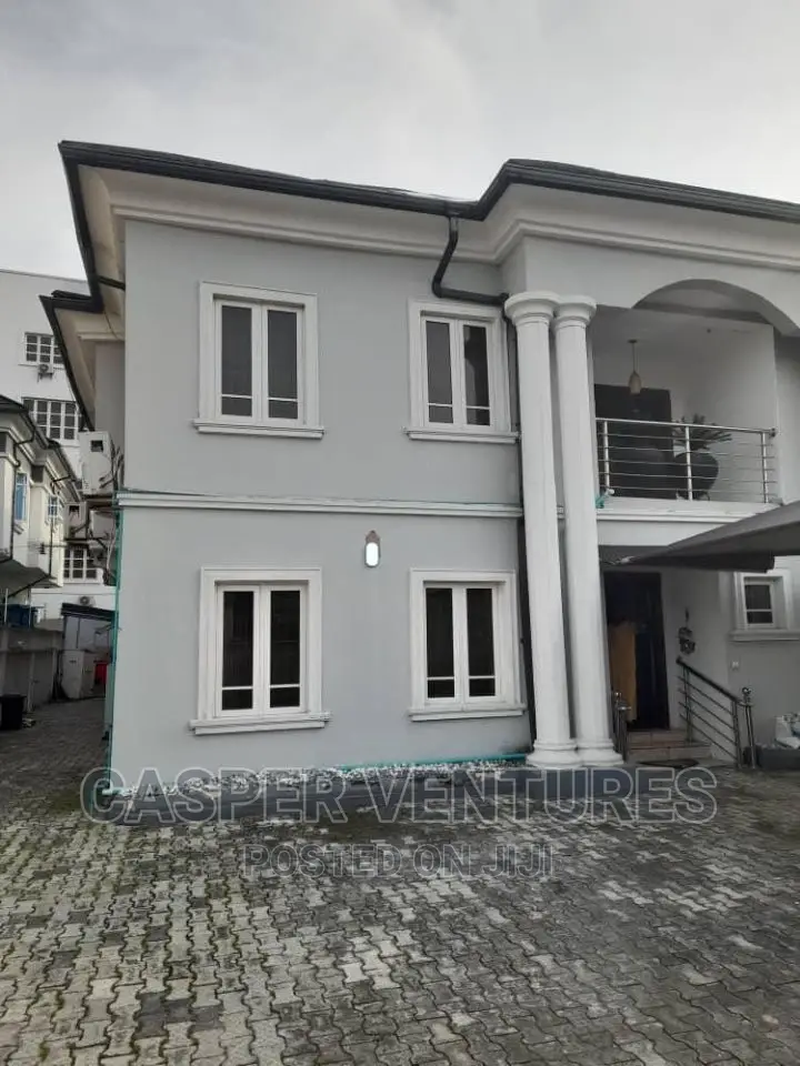 Mini Flat in Chevron for rent